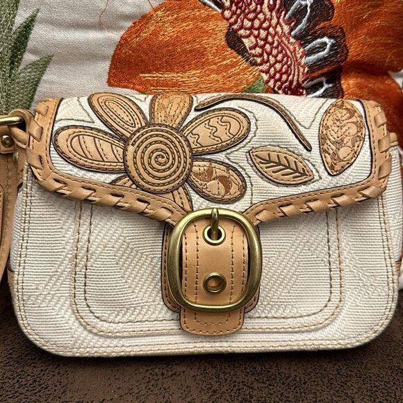 COACH BLEEKER VACHETTA LEATHER FLORAL APPLIQUÉ & FABRIC WRISTLET LTD ED 2007 EUC - Picture 4 of 14